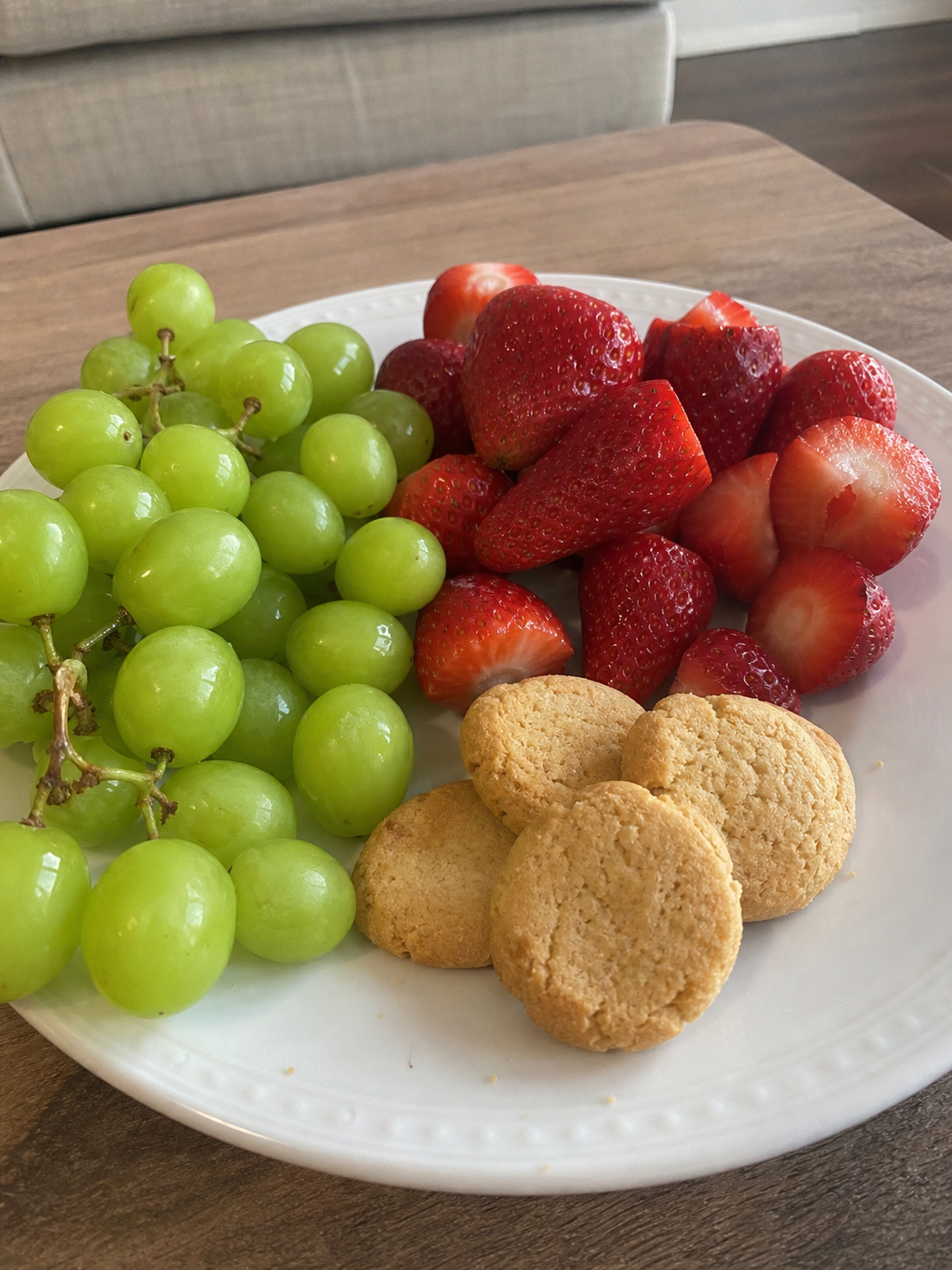 Fruit and small cookies served after pizza