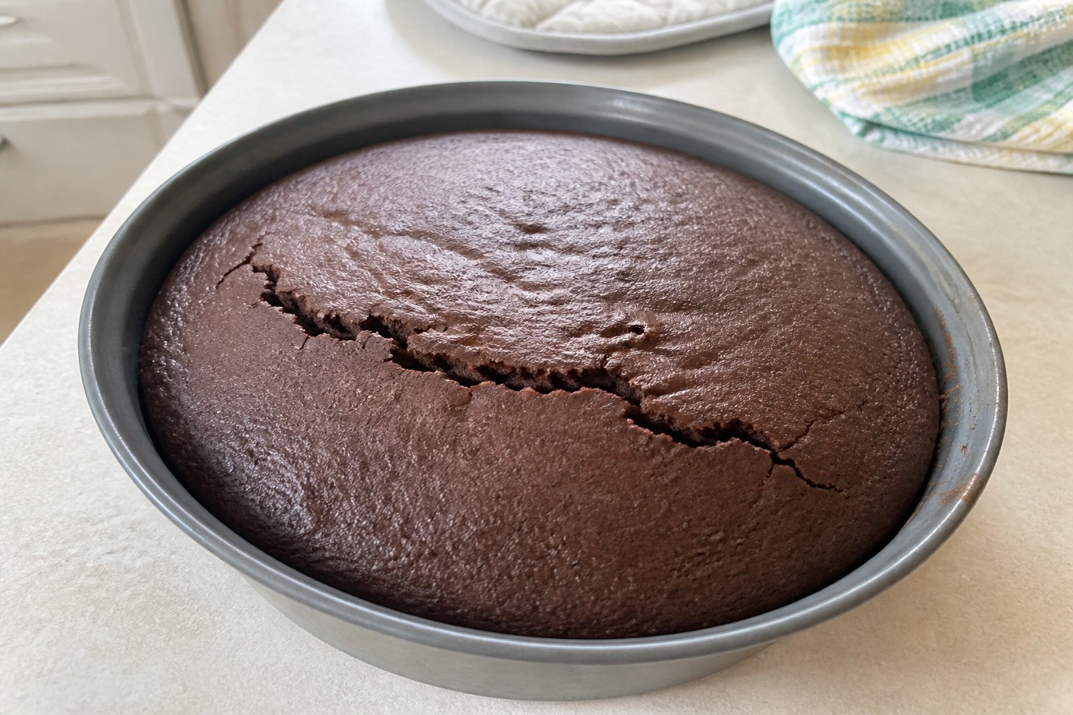 Why Did My Sacher cake Crack? A Practical Chocolate Sponge Guide in a home kitchen