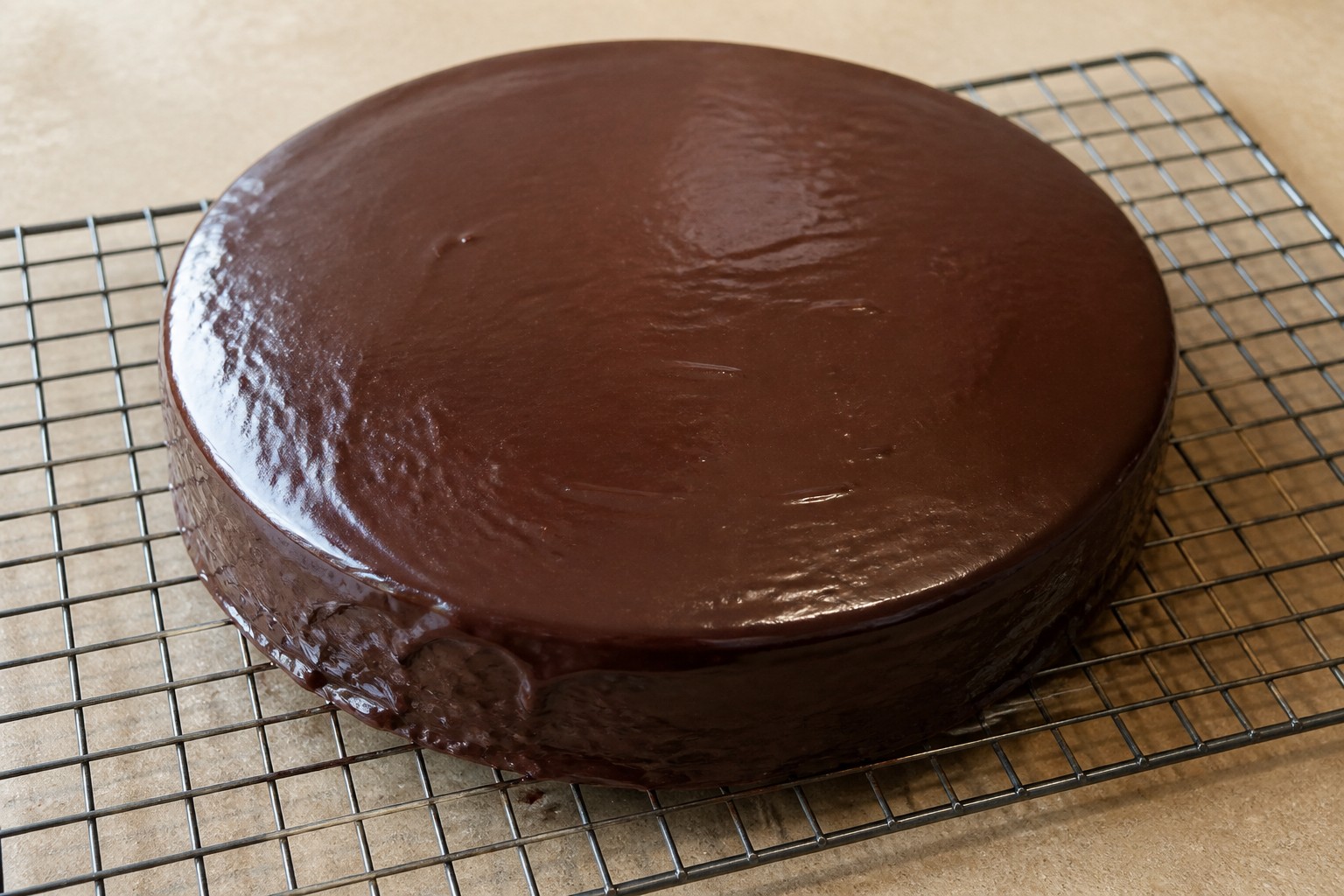 Sacher cake Glaze: How to Get a Smooth, Dark Finish in a home kitchen