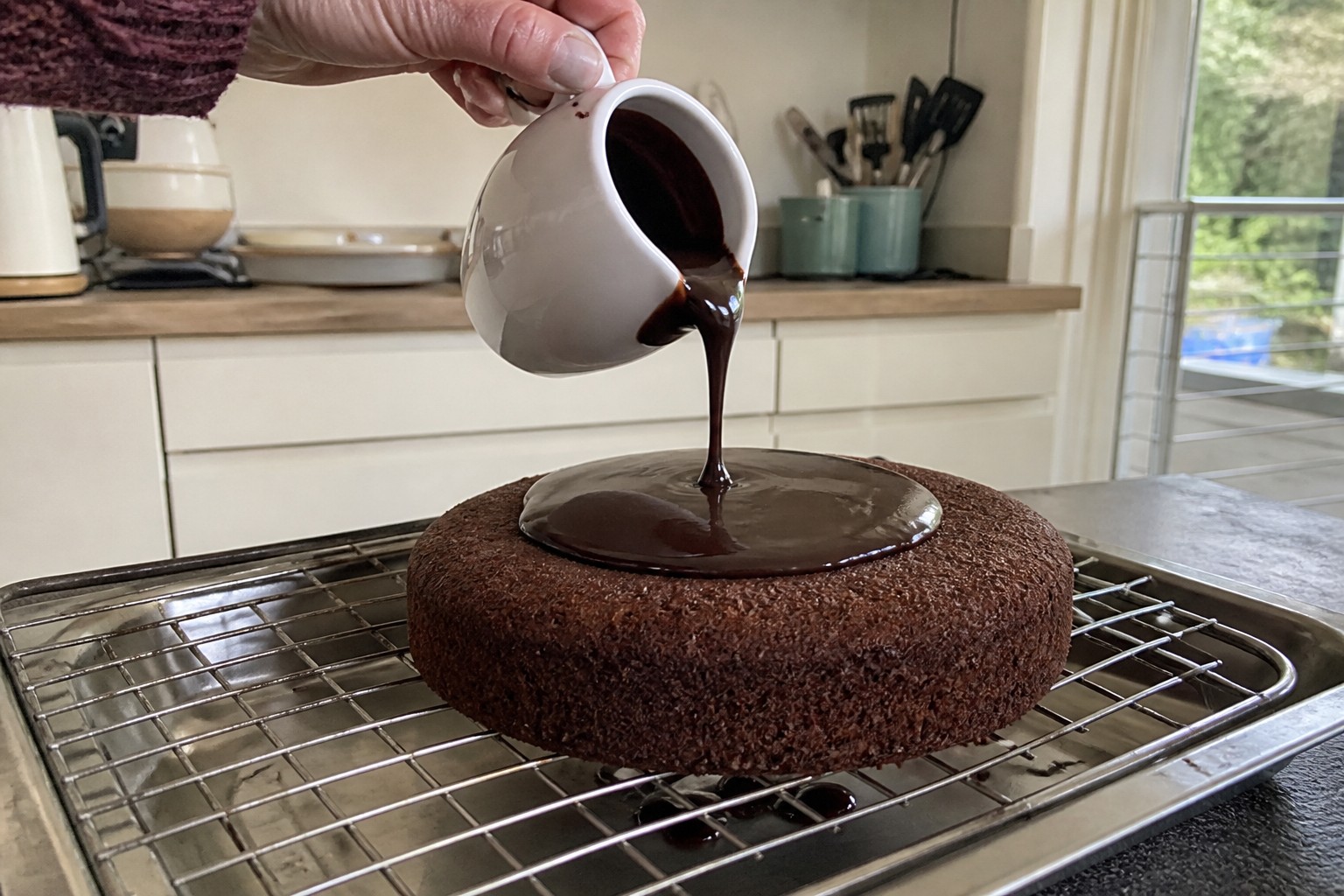 A close look at the finished a dark glaze that covers a Sacher cake cleanly