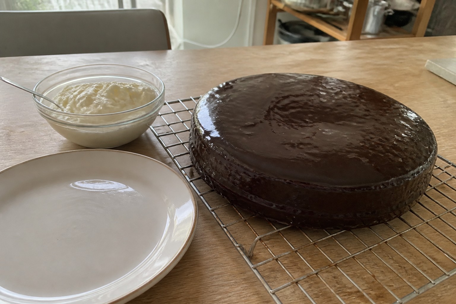 Make-Ahead Sacher cake: A Calm Timeline for Baking, Glazing and Serving in a home kitchen